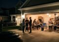 Família transforma garagem da própria casa em espaço para receber amigos aos fins de semana e conflito com vizinhos cresce depois que conversas e música passam a avançar até depois da meia-noite