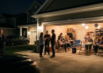 Família transforma garagem da própria casa em espaço para receber amigos aos fins de semana e conflito com vizinhos cresce depois que conversas e música passam a avançar até depois da meia-noite