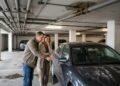 Família compra apartamento com vaga coberta e descobre depois da mudança que canos instalados sobre o espaço começam a pingar água e danificar a pintura do carro