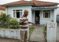 Pai deixa filho morar por 12 anos em uma casa sem contrato e sem aluguel, mas conflito familiar começa quando decide vender o imóvel e o filho afirma que não pode mais ser retirado dali