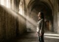 Uma reflexão inspirada em um antigo provérbio: “A sombra só existe porque em algum lugar há luz” – Dificuldades, esperança, perspectiva e a possibilidade de enxergar além do momento ruim