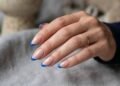 Usar a francesinha de forma moderna: cinco variações coloridas e elegantes para renovar a clássica decoração de unhas sem perder a sofisticação