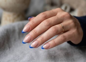 Usar a francesinha de forma moderna: cinco variações coloridas e elegantes para renovar a clássica decoração de unhas sem perder a sofisticação