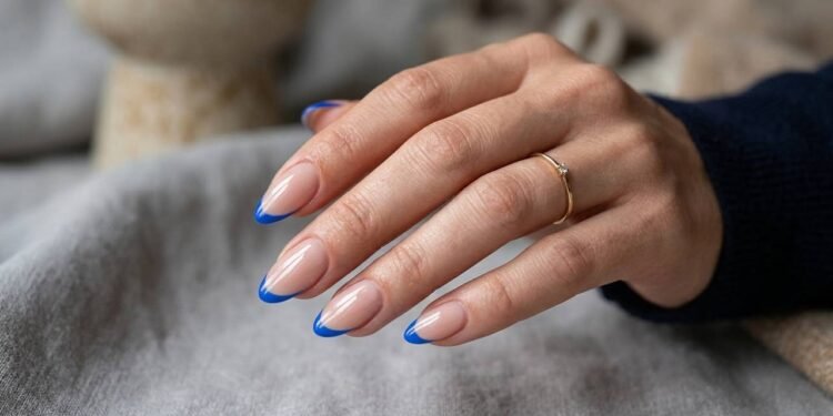 Usar a francesinha de forma moderna: cinco variações coloridas e elegantes para renovar a clássica decoração de unhas sem perder a sofisticação