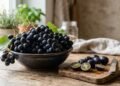 A fruta de casca escura que pode ajudar a cuidar do coração e ainda é uma opção simples para o lanche da tarde