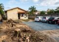 Mulher aluga casa com cinco árvores frutíferas no quintal e, ao receber imóvel de volta, descobre que locatário cortou todas para ampliar área de estacionamento