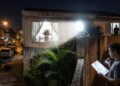 Morador instala um refletor de segurança de alta potência no muro do quintal para espantar ladrões, mas o feixe de luz invade diretamente a janela do quarto da casa ao lado impedindo o vizinho de dormir, e o tribunal concede liminar para a remoção da lâmpada por perturbação do sossego.