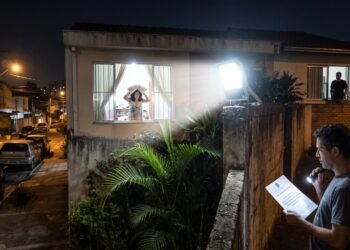 Morador instala um refletor de segurança de alta potência no muro do quintal para espantar ladrões, mas o feixe de luz invade diretamente a janela do quarto da casa ao lado impedindo o vizinho de dormir, e o tribunal concede liminar para a remoção da lâmpada por perturbação do sossego.