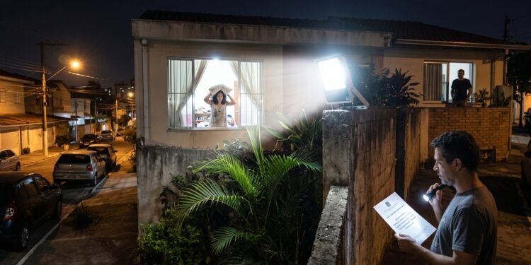 Morador instala um refletor de segurança de alta potência no muro do quintal para espantar ladrões, mas o feixe de luz invade diretamente a janela do quarto da casa ao lado impedindo o vizinho de dormir, e o tribunal concede liminar para a remoção da lâmpada por perturbação do sossego.