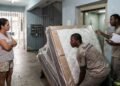 Cliente compra cama king size por R$ 6.300 após vendedor garantir que o produto caberia no elevador, mas transportadores não conseguem subir o móvel; loja cobra novo frete e taxa para realizar a troca