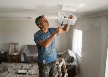 Pintar o teto fica muito mais limpo quando o rolo recebe uma proteção adequada contra as gotas, apontam especialistas em pintura residencial