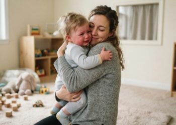 Bebês que reagem de formas diferentes à separação podem levar essas marcas para a vida adulta, psicólogos explicam esse comportamento tão evidente