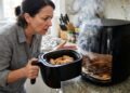 Minha air fryer começou a soltar fumaça mesmo sem nenhum alimento queimado: o problema podia estar escondido abaixo do cesto
