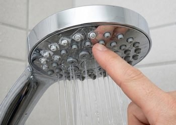 Nem bicarbonato de sódio nem vinagre: o truque rápido para remover a camada dos buracos do chuveiro e recuperar a pressão