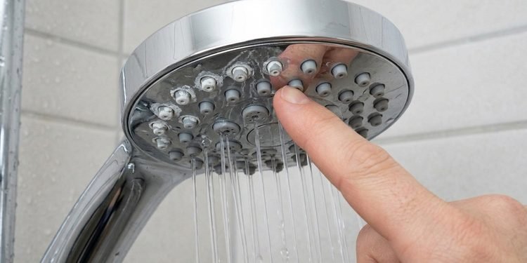 Nem bicarbonato de sódio nem vinagre: o truque rápido para remover a camada dos buracos do chuveiro e recuperar a pressão