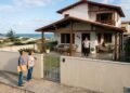 Herdeira ocupa casa de praia avaliada em R$ 780 mil há 5 anos, transforma o imóvel em residência permanente e se recusa a permitir a entrada dos irmãos; família pede arbitramento de aluguel e venda judicial do bem