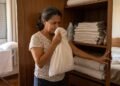 A roupa de cama parecia limpa, mas o armário devolvia um cheiro de guardado em poucos dias