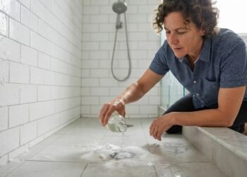 Bicarbonato e vinagre ajudam no ralo do chuveiro, mas não resolvem todo entupimento