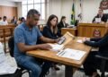 Consumidor aproveita falha no site de uma grande varejista e compra uma TV de 65 polegadas por R$ 150; a loja cancela a venda e estorna o valor. O cliente processa, exigindo a entrega do produto, mas perde a ação porque os tribunais entendem que a lei não protege a má-fé do comprador em casos de "erro crasso" evidente de digitação.