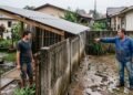Morador constrói cobertura no quintal e vizinho reclama que a estrutura direciona toda a água da chuva para o terreno dele