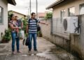 Família volta para casa e encontra equipamento de ar-condicionado do vizinho próximo à divisa, causando barulho e respingos
