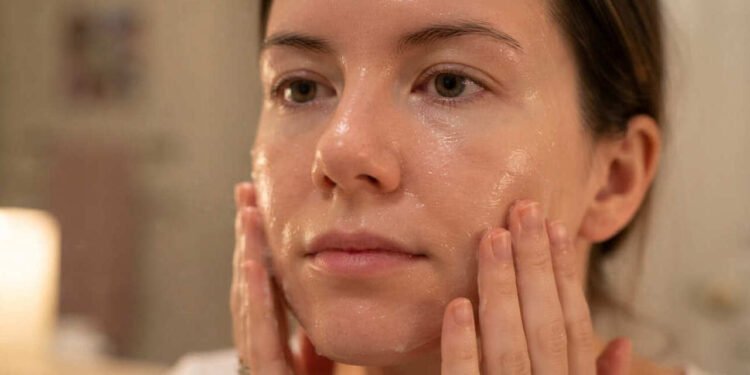 A rotina noturna de skincare que Camila simplificou: limpeza, hidratação e cuidados que cabem no dia a dia