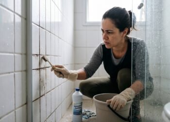 Por que o rejunte do banheiro escurece tão rápido mesmo com limpeza frequente