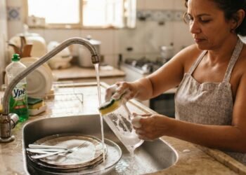 Enxaguar e secar a louça também fazem diferença na higiene dos utensílios, alertam especialistas: hábito evita proliferação de bactérias todo dia