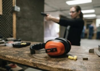 O tiro pode afetar a audição em poucos segundos e deixar consequências permanentes, alertam especialistas: entenda por que o dano auditivo é quase instantâneo, pode ser irreversível e como proteger os ouvidos em ambientes de risco