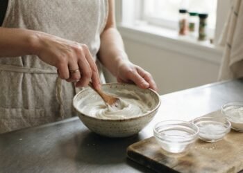 Especialistas explicam por que peças de cobre e bronze podem receber uma pasta feita de farinha, sal e vinagre e recuperar o brilho original