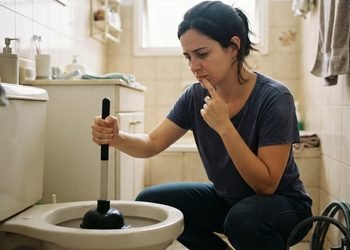 O vaso entope e a água sobe, mas especialistas explicam quais cuidados simples evitam o transbordamento e reduzem riscos e prejuízos em casa