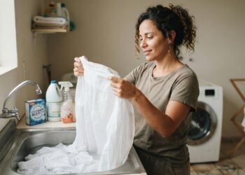 Especialistas explicam por que o alvejante de cloro e o de oxigênio têm funções diferentes na hora de clarear roupas e quando usar cada tipo