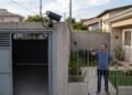 Morador instala câmera no portão para vigiar a garagem, mas equipamento também registra a entrada e parte do quintal do vizinho, que exige mudança do ângulo
