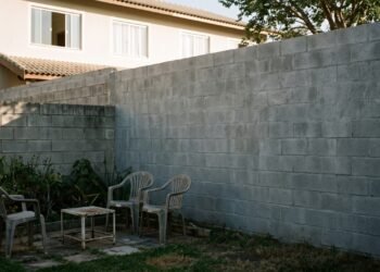 Briga entre vizinhos termina na Justiça após muro alto ser erguido para bloquear sol e prejudicar área de lazer ao lado