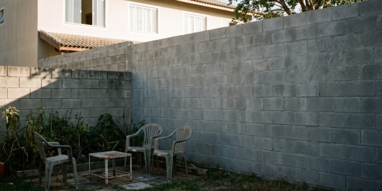 Briga entre vizinhos termina na Justiça após muro alto ser erguido para bloquear sol e prejudicar área de lazer ao lado