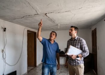 Depois de instalar uma caixa-d’água maior sobre a laje, proprietário percebe novas fissuras no teto e engenheiro aponta que a estrutura original não foi dimensionada para suportar o peso extra