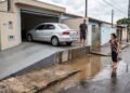 Morador constrói uma rampa para facilitar a entrada do carro na garagem e acaba elevando parte da calçada acima do nível das casas vizinhas; depois das primeiras chuvas, água começa a se acumular diante de outros imóveis da rua