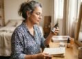 Aos 57 anos, ela cansou de comprar produtos por impulso e decidiu aprender a separar, entre tantas promessas, quais ativos para a pele realmente valem a pena usar no dia a dia todo