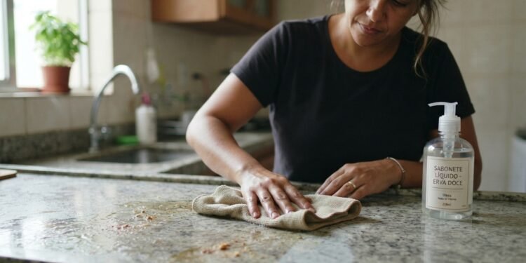 Superfícies laváveis podem aceitar sabonete para as mãos em uma limpeza rápida, mas especialistas em higienização e limpeza explicam em quais situações esse método realmente funciona