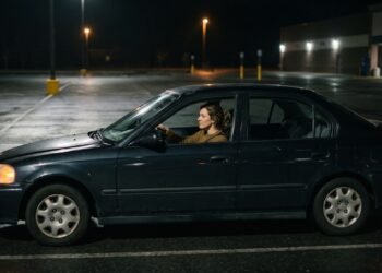As pessoas que usam a seta em um estacionamento vazio à meia-noite geralmente seguem estas 6 regras que ninguém nunca vê.