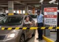 Cliente perde o ticket de estacionamento do shopping e a administração bloqueia a cancela, exigindo o pagamento de uma "multa por perda" de R$ 50; a Justiça proíbe a cobrança abusiva determinando que o controle do tempo de permanência é obrigação exclusiva da empresa por meio de câmeras ou sistema, e não do consumidor.