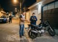Morador começa a estacionar a moto na frente da garagem do vizinho todas as noites e discussão termina em denúncia