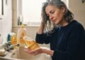 Shampoo infantil no cabelo adulto: por que algumas mulheres 50+ estão trocando produtos sofisticados pelo Johnson's Baby, e o que considerar antes de aderir a essa troca na rotina.