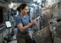 Especialistas em exploração espacial explicam por que as roupas de astronautas têm prazo de uso antes de serem descartadas no espaço sideral