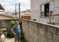 Vizinho aproveita reforma para instalar janela voltada diretamente para o quintal da casa ao lado, a poucos centímetros da divisa; morador exige fechamento da abertura e leva discussão à Justiça por perda de privacidade