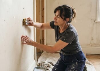 Especialistas revelam por que a pintura ganha um acabamento mais regular quando a parede é preparada corretamente antes de começar