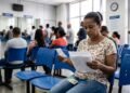 Consumidora espera 1h20 na fila de uma agência para sacar benefício, registra protocolo e descobre que a cidade estabelece prazo máximo para atendimento bancário; banco pode ser multado administrativamente, mas demora isolada nem sempre gera indenização na Justiça