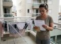 Mulher passa a secar roupas na varanda depois que a máquina quebra e recebe advertência porque a convenção do condomínio proíbe peças visíveis na fachada do edifício