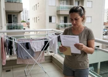 Mulher passa a secar roupas na varanda depois que a máquina quebra e recebe advertência porque a convenção do condomínio proíbe peças visíveis na fachada do edifício