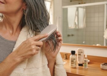 Cuidar dos cabelos não exige prateleira cheia de produtos: veja como simplificar a rotina de acordo com os fios e o couro cabeludo
